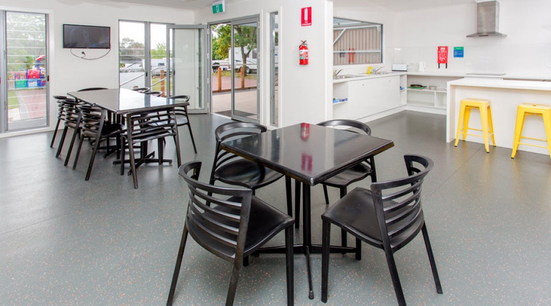 BIG4 Melbourne Camp Kitchen 900px 12